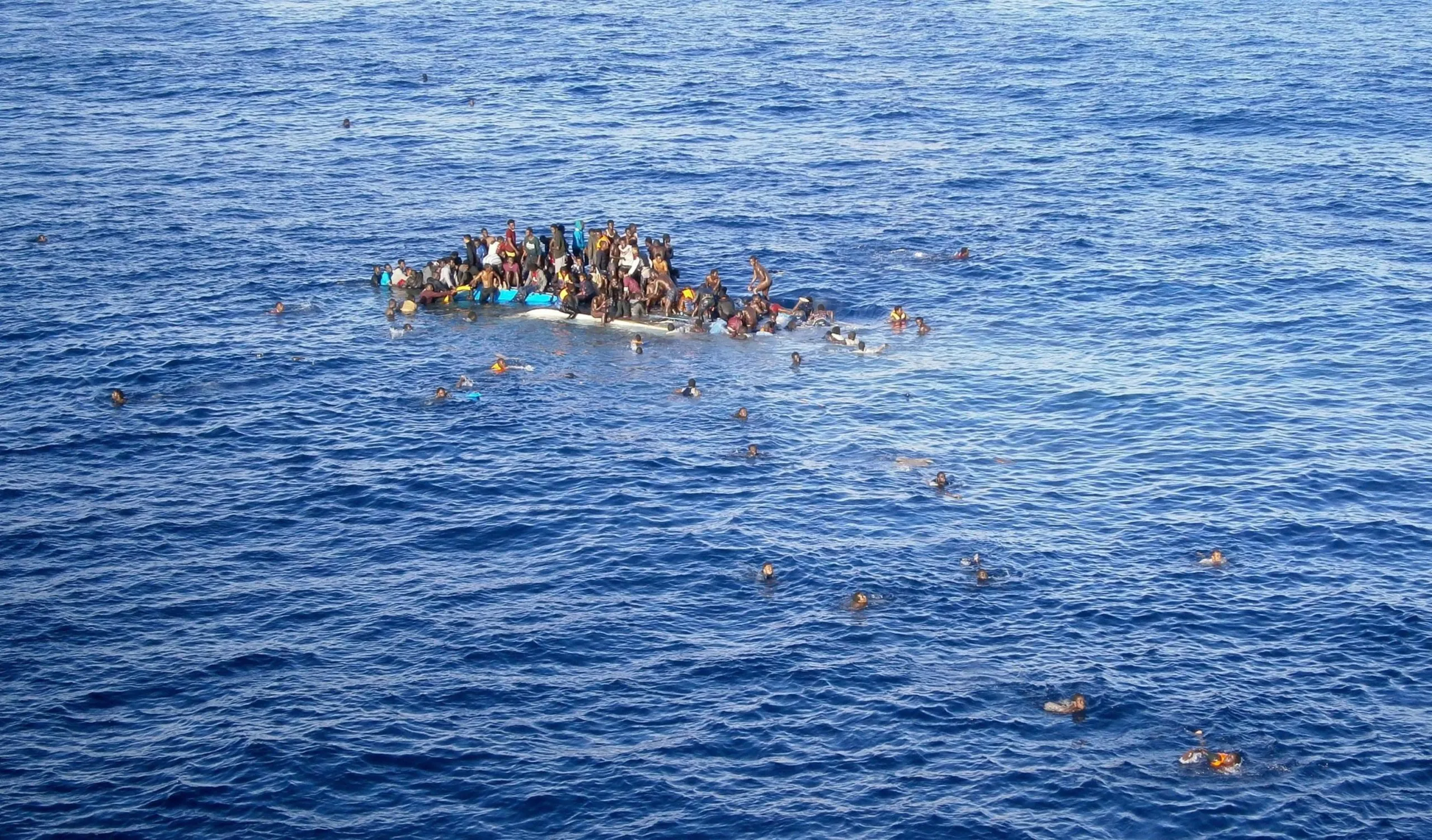 Migranti, Alarm Phone: "500 persone alla deriva su un peschereccio sono scomparse"