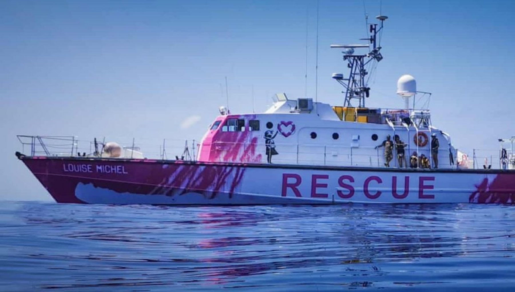 La nave di Banksy bloccata a Lampedusa: "Ci sono persone da aiutare, ma non ci fanno muovere"
