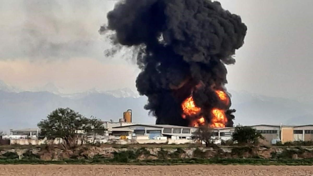 Esplosioni e incendi in un'azienda chimica, evacuate le case a San Pietro Mosezzo