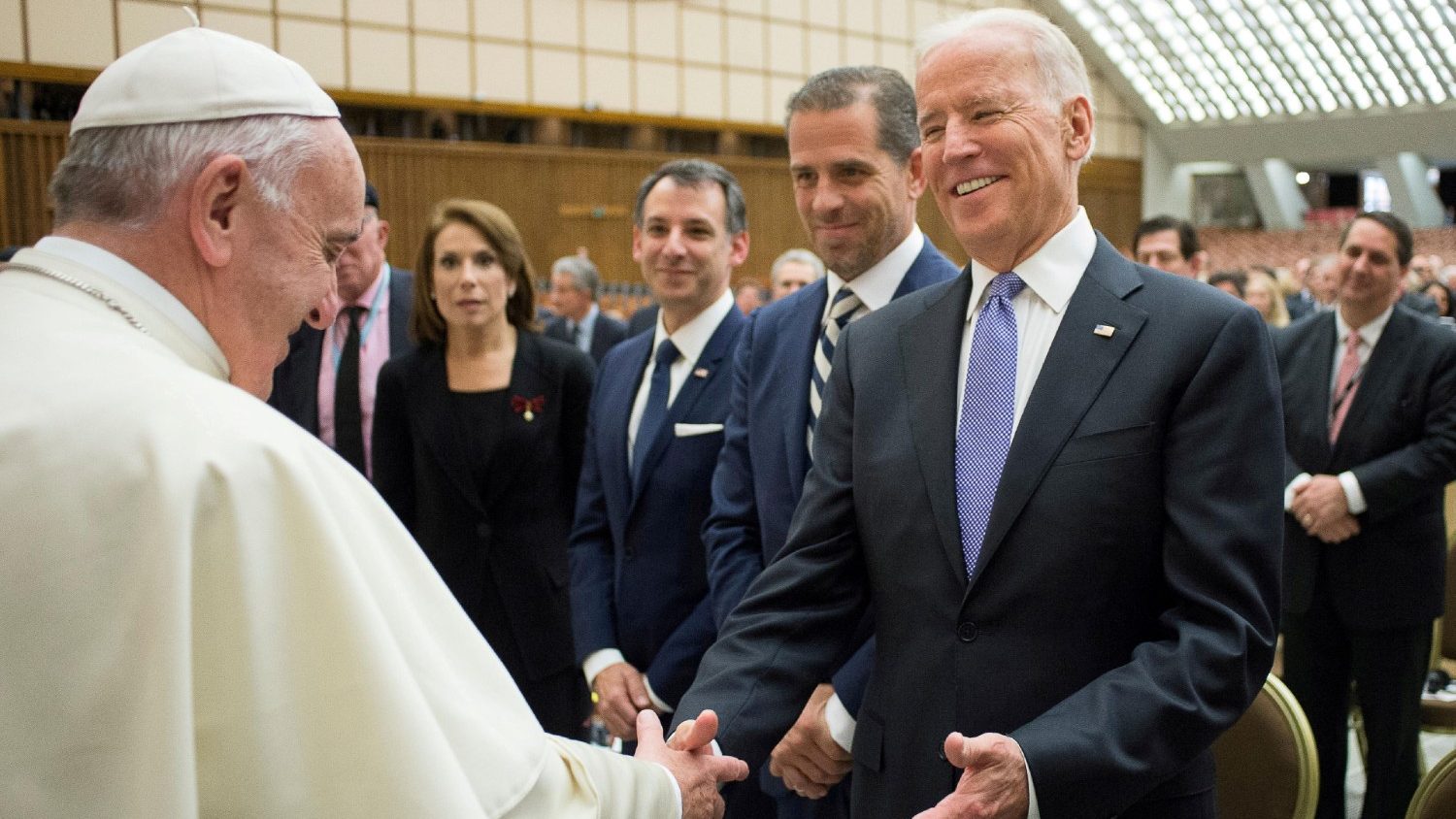 Papa Francesco, Joe Biden preoccupato per le condizioni di salute: "E' un caro amico"