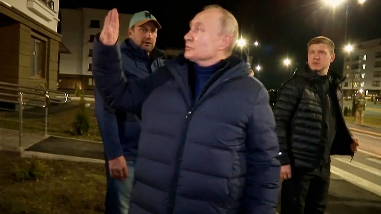 Gli ucraini accusano Putin: "Visita Mariupol di notte per non vedere le macerie della sua liberazione"