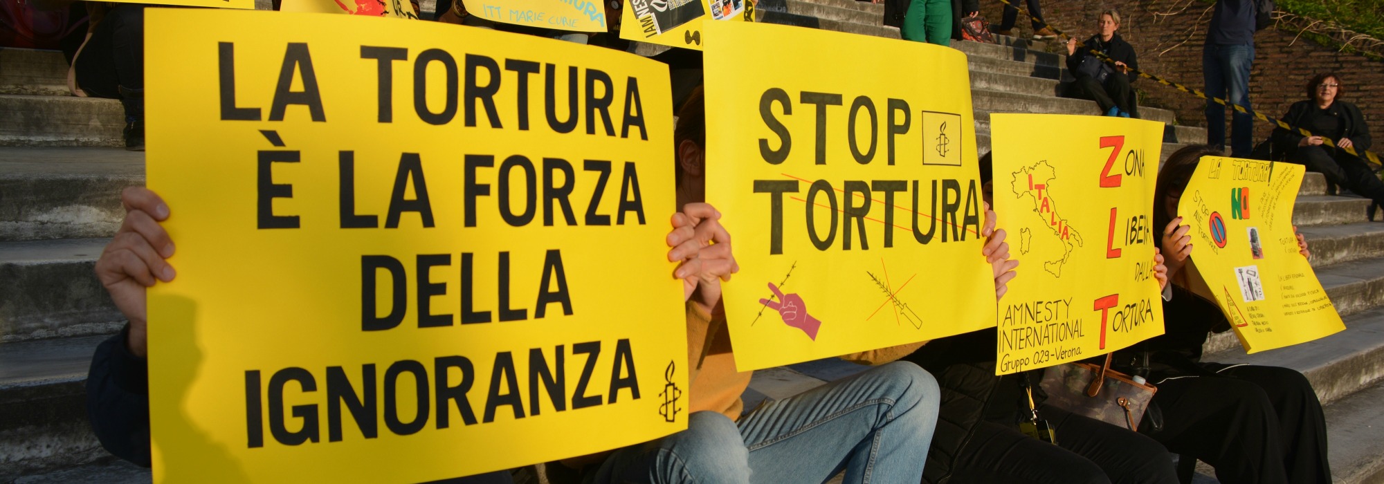 La destra reazionaria vuole abolire il reato di tortura: più abusi per tutti