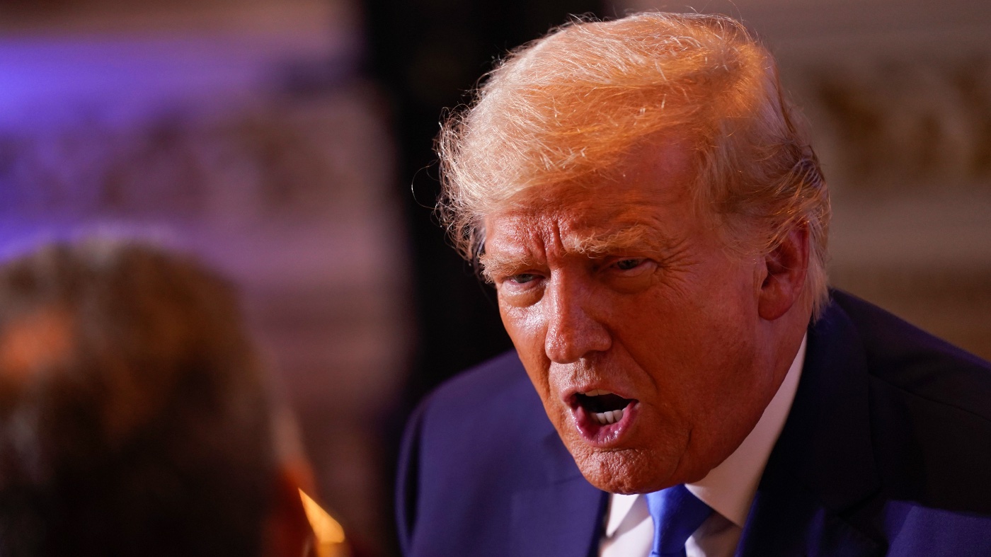 Trump contro l'inchiesta sul suo pagamento in nero di una pornostar: "Peggio della Gestapo"