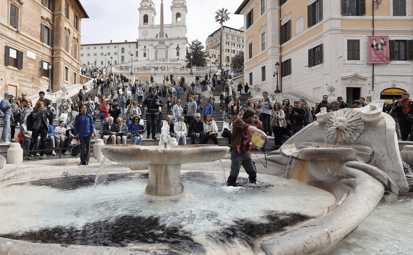 Nuovo blitz degli ambientalisti di Ultima generazione: liquido nero nella fontana della Barcaccia