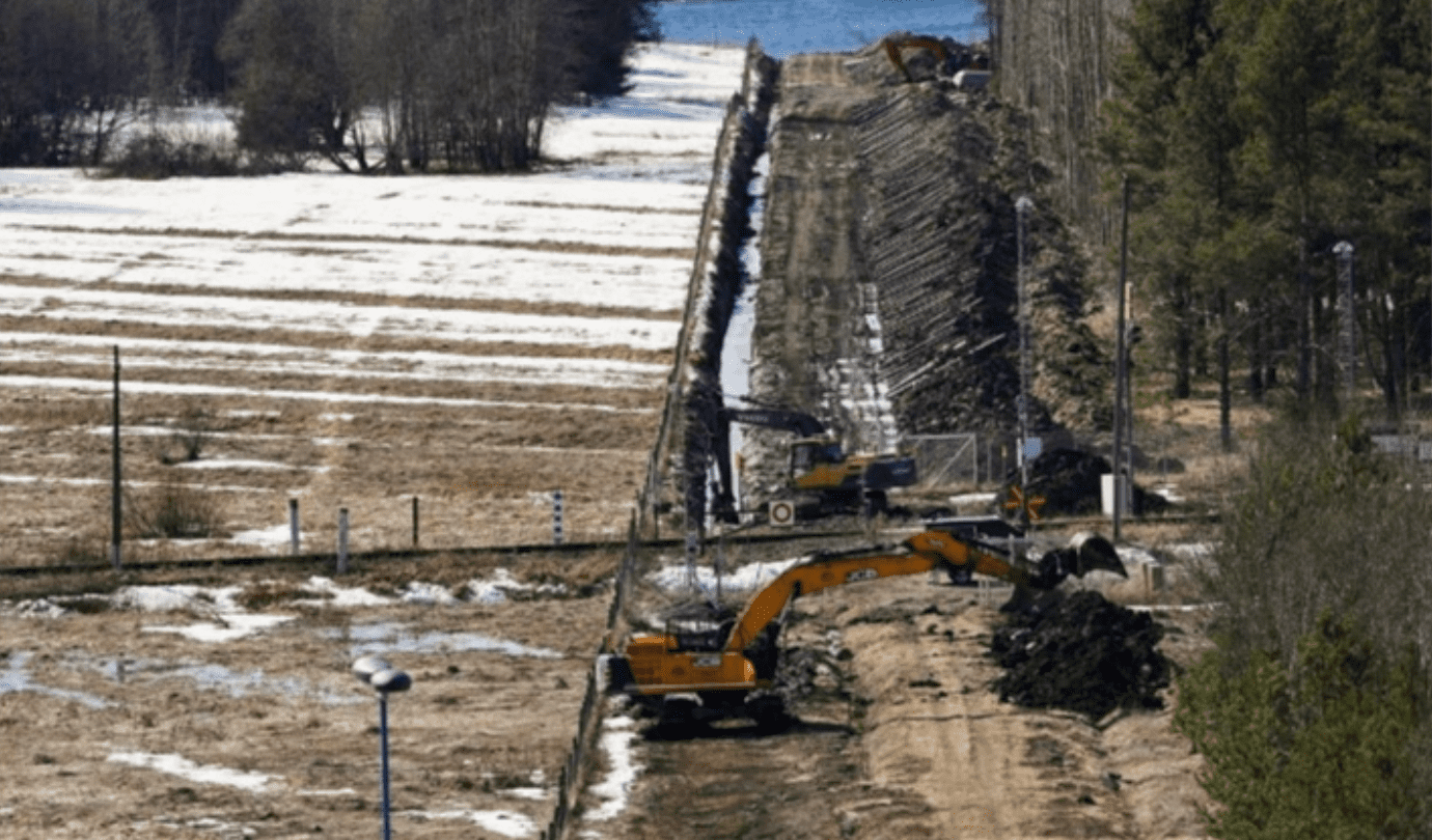 La Finlandia ha iniziato a costruire la recinzione al confine con la Russia