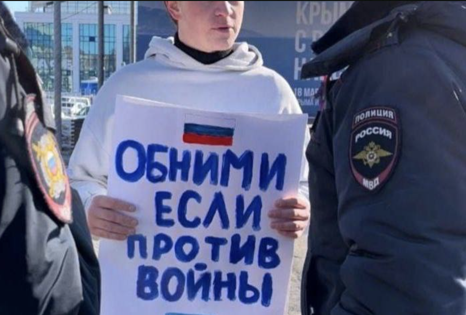 "Abbracciami se sei contro la guerra": in Russia ragazzo subito fermato dalla polizia