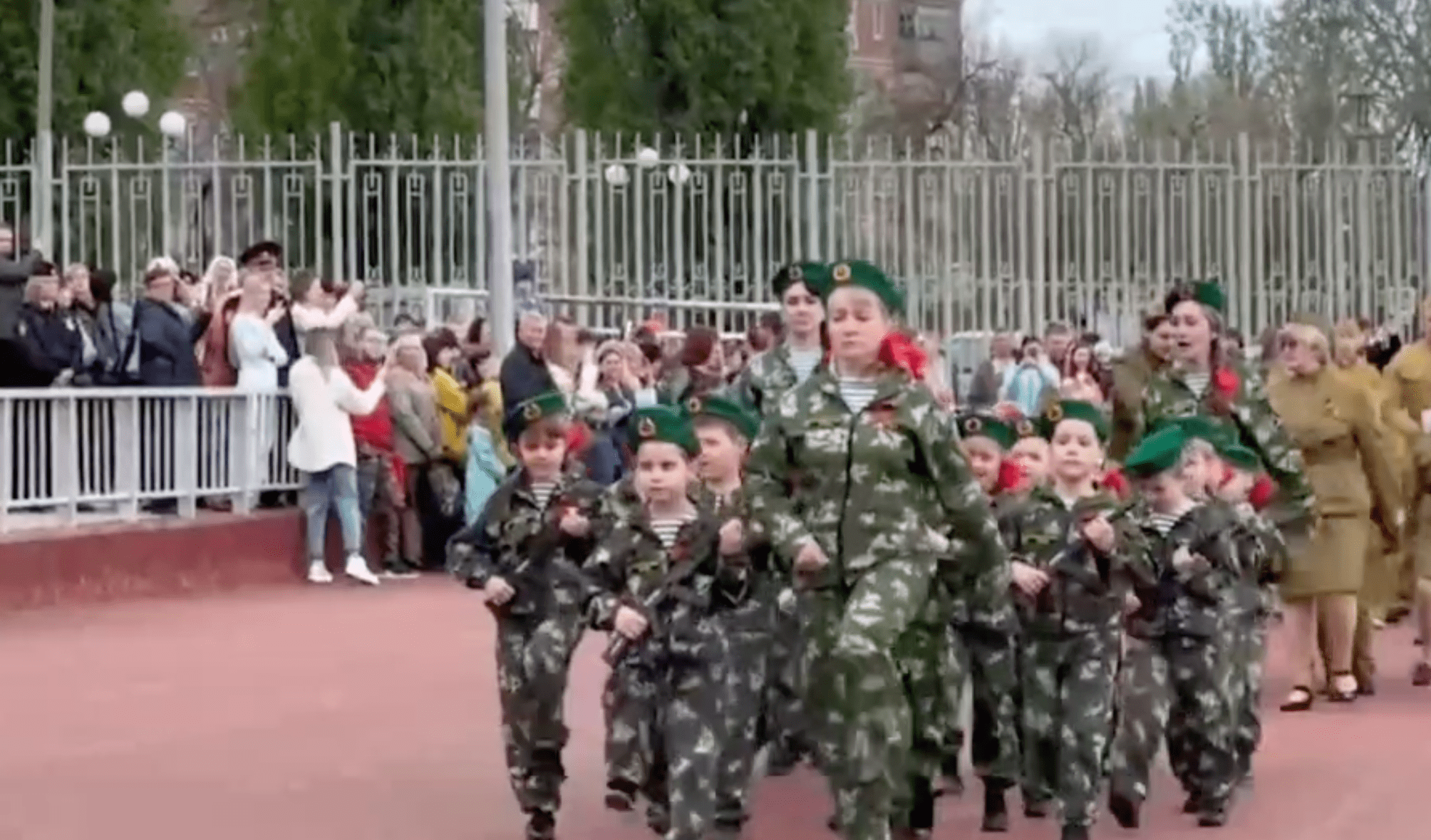 Il nazionalismo di Putin: parata militare dei bambini delle elementari