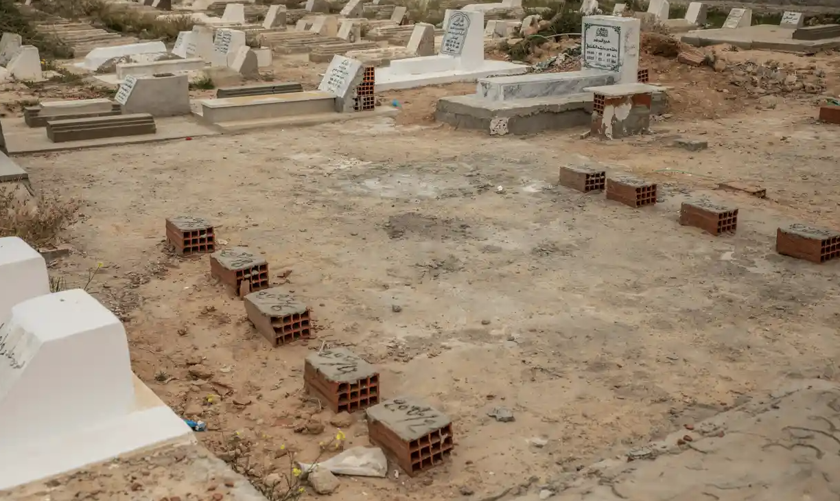 Strage dei rifugiati: la Tunisia costruirà più cimiteri per seppellire i tanti corpi restituiti dal mare