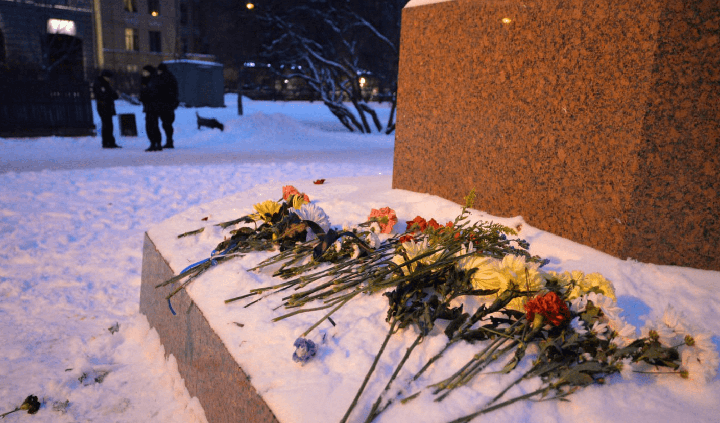 Russia: in tante città fiori sotto monumenti di poeti ucraini in ricordo delle vittime di Uman
