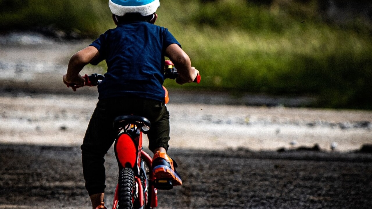 Bimbo di 5 anni urta un'anziana con la sua bicicletta: la donna muore, il padre del piccolo a processo