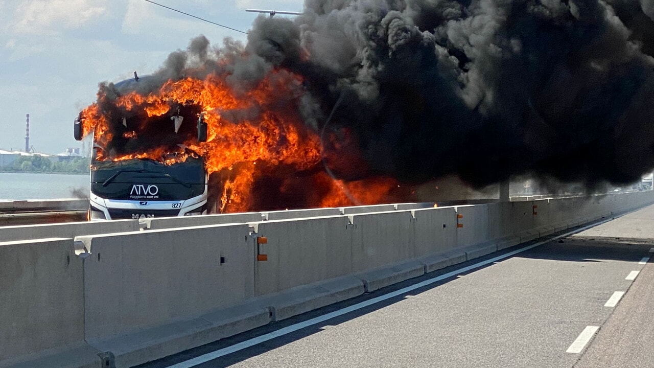 Pullman prende fuoco sul ponte di Venezia, traffico in tilt e tanta paura per i passeggeri