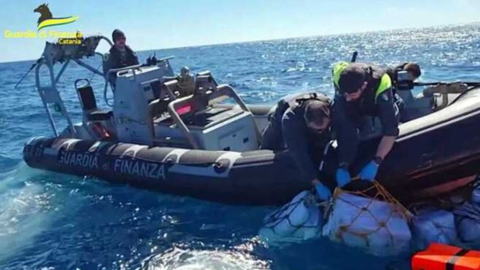 Due tonnellate di cocaina galleggiavano in mare: maxi sequestro da 400 milioni di euro