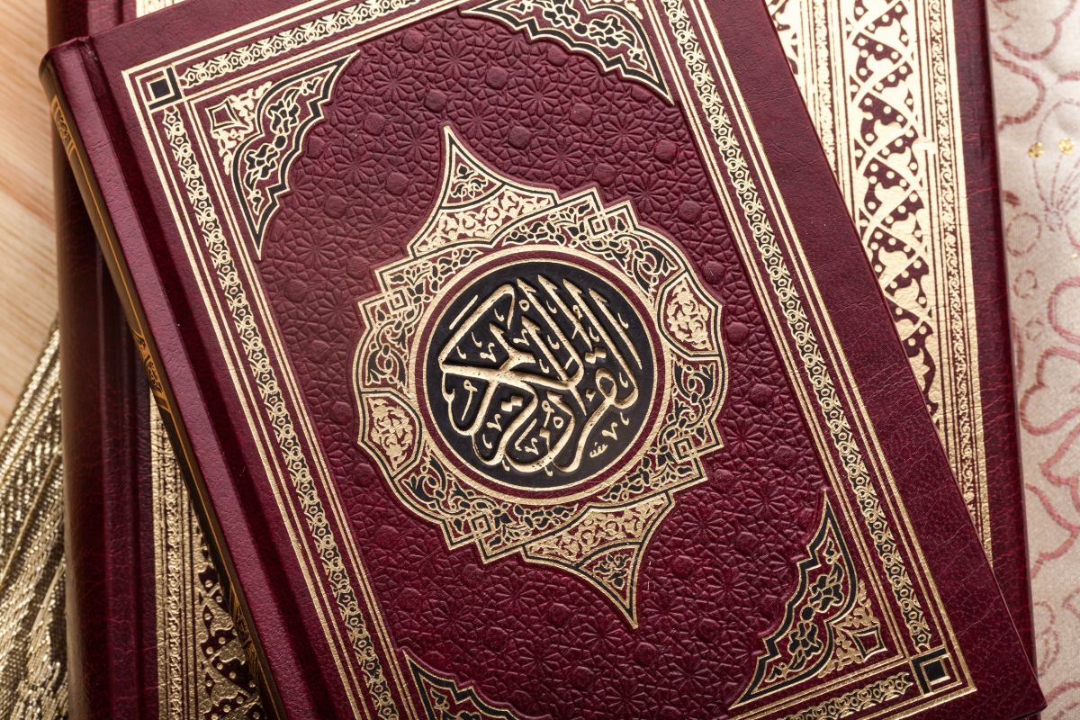 A Stoccolma il rogo del Corano fuori da una moschea, il via libera della polizia che fa discutere