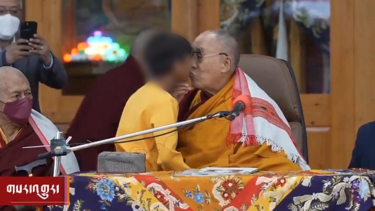 Il Dalai Lama bacia un bambino e gli chiede di "succhiargli la lingua", poi chiede scusa: è bufera sui social