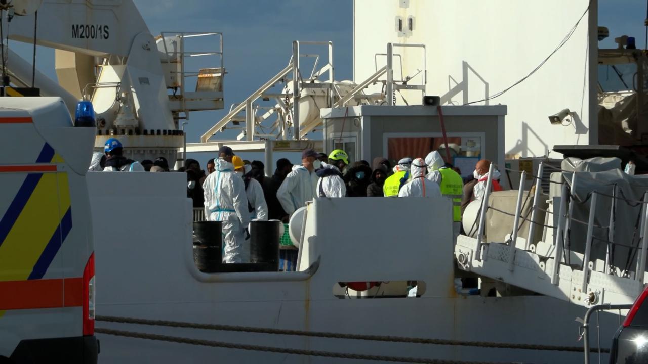 Migranti, 305 persone sbarcano a Pozzallo: erano a bordo della nave Diciotti della Marina