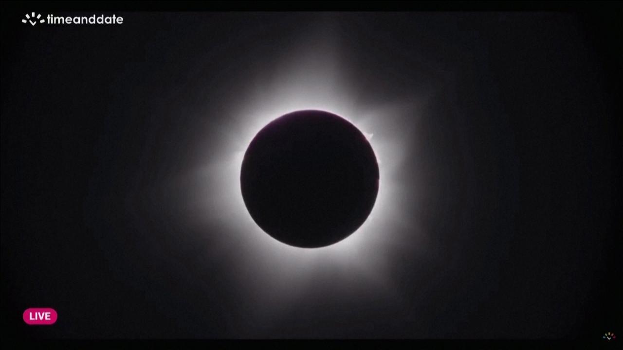 Eclissi totale, un minuto di buio in Australia: le rarissime e incredibili immagini del fenomeno