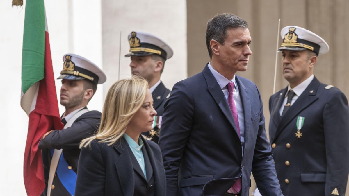 Migranti, Pedro Sanchez a Giorgia Meloni: "La crisi va gestita con solidarietà"