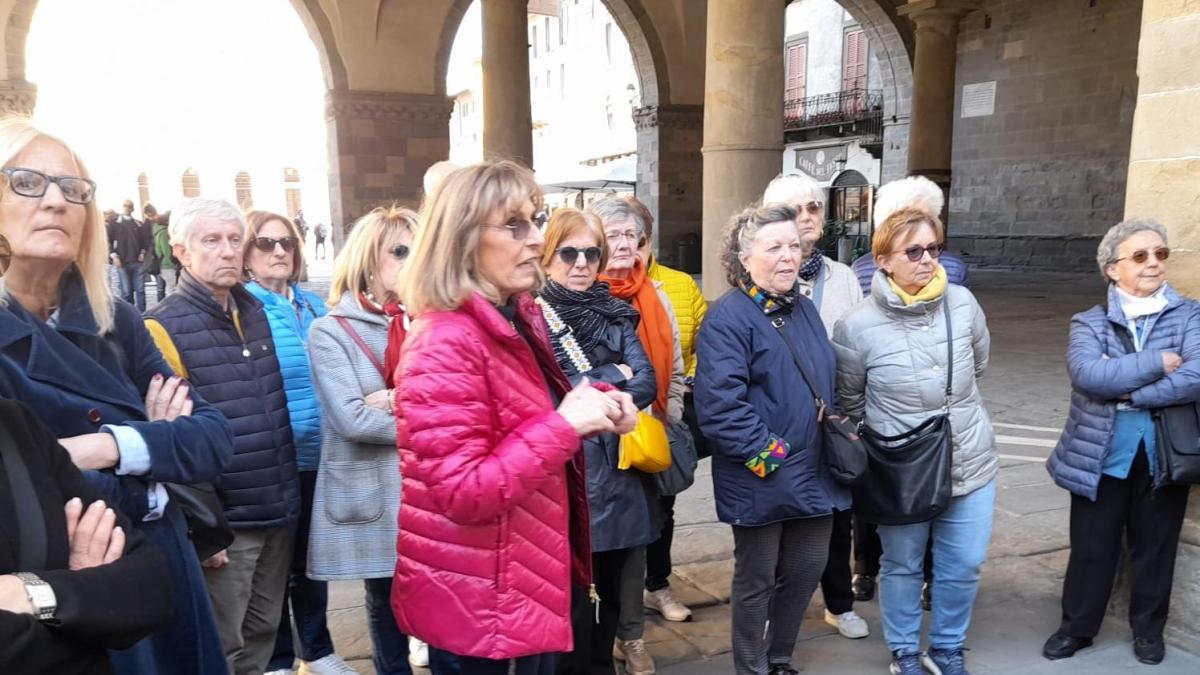 Professoressa in pensione multata di 2mila euro: stava facendo da guida turistica ad alcuni amici