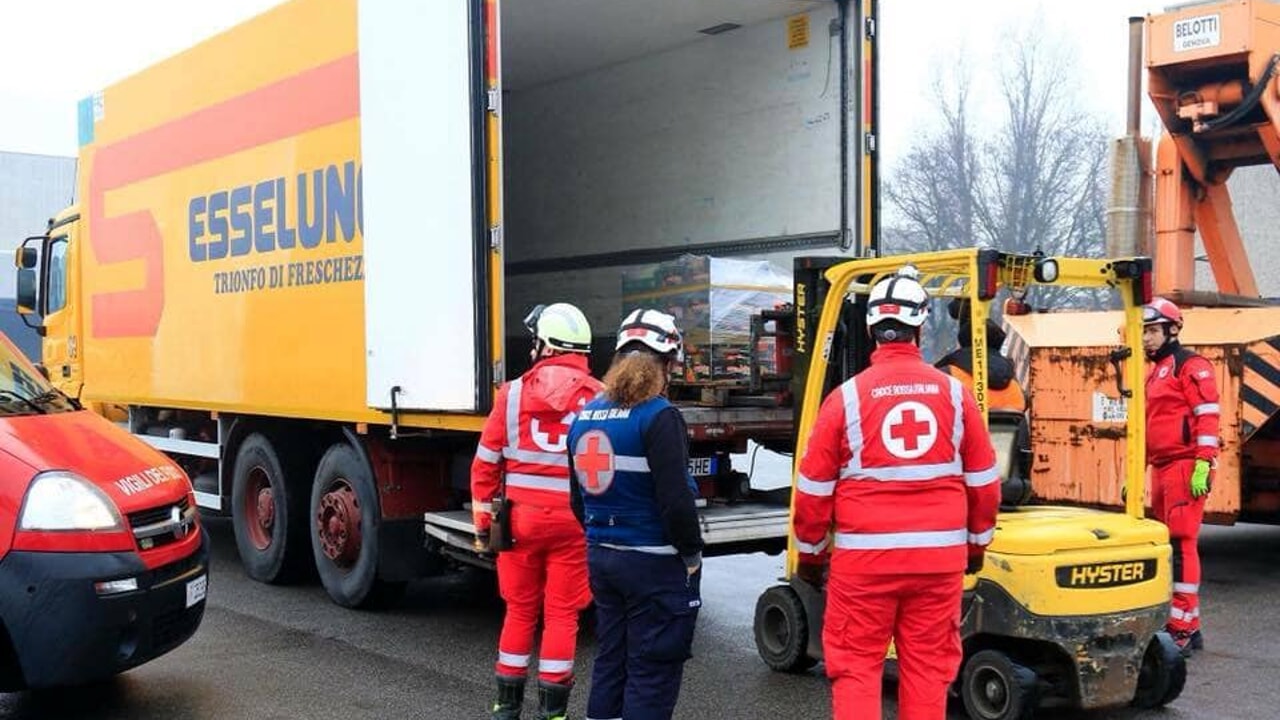 Un autista di 48 anni è morto schiacciato tra due camion: l'incidente alla Esselunga di Pioltello