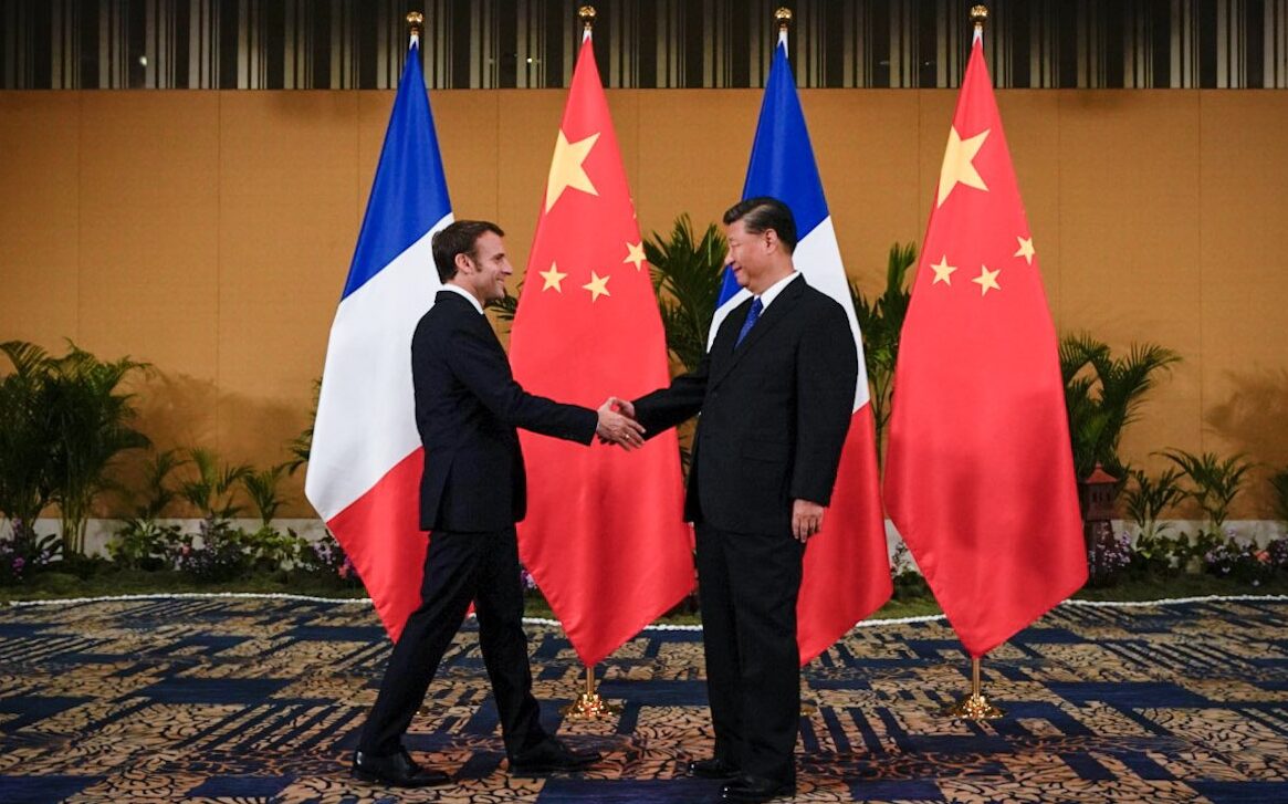 Macron è arrivato a Pechino: l'incontro con Xi Jinping e la pace in Ucraina nel mirino...