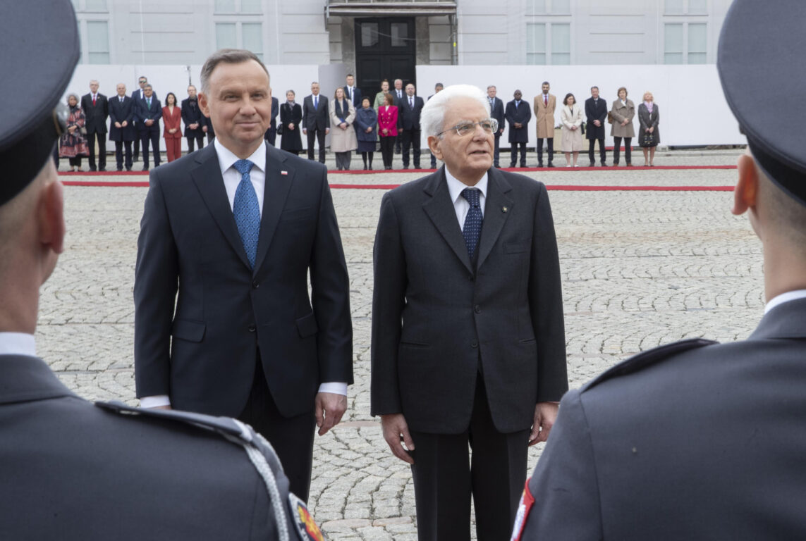 Mattarella è ad Auschwitz: "Cimitero immenso senza tombe, i giovani trasmettano la memoria"