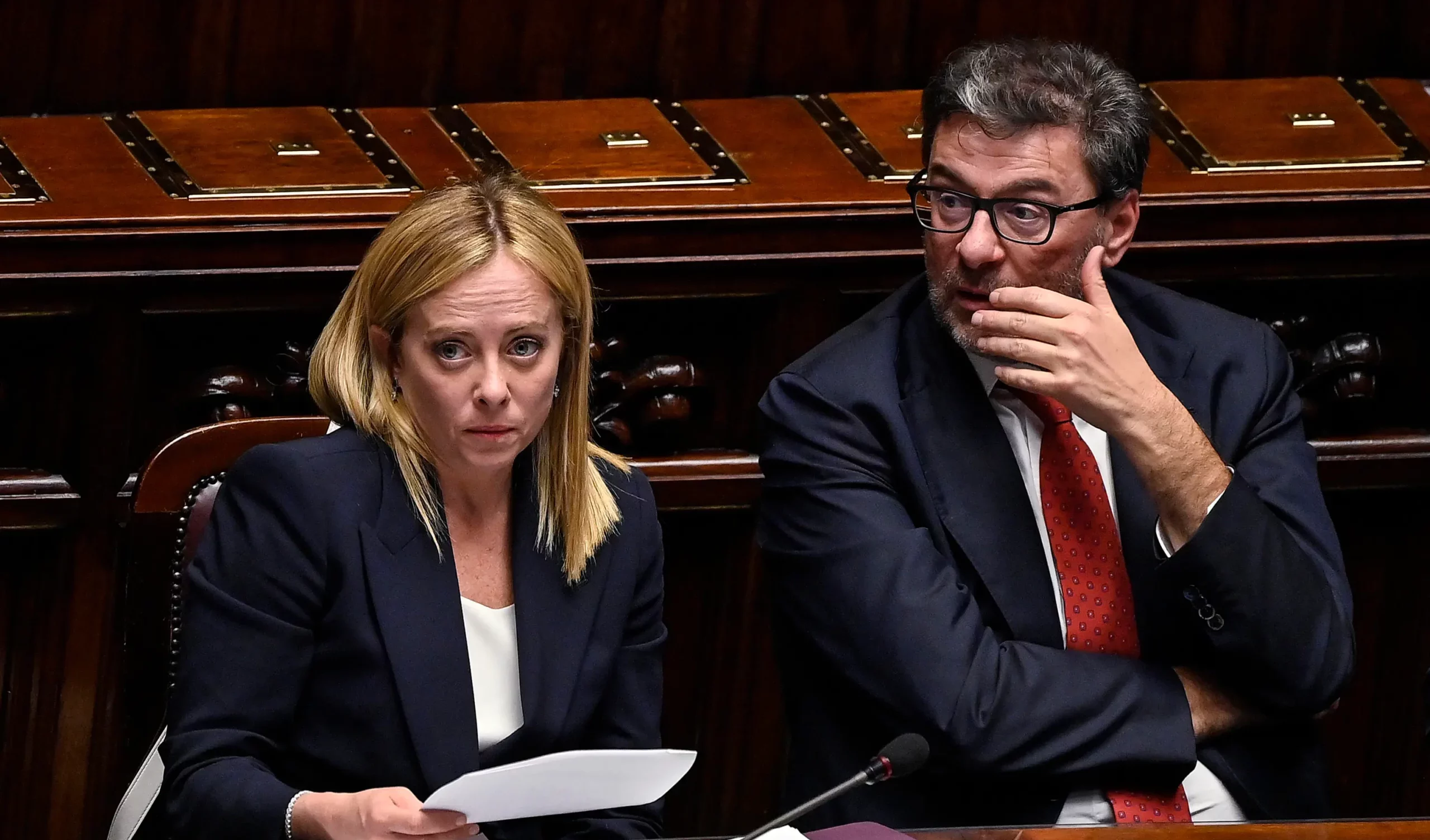 Manovra, via libera dal Senato: 109 sì, 72 no e 2 astenuti. Giorgetti la difende ma il Paese la contesta