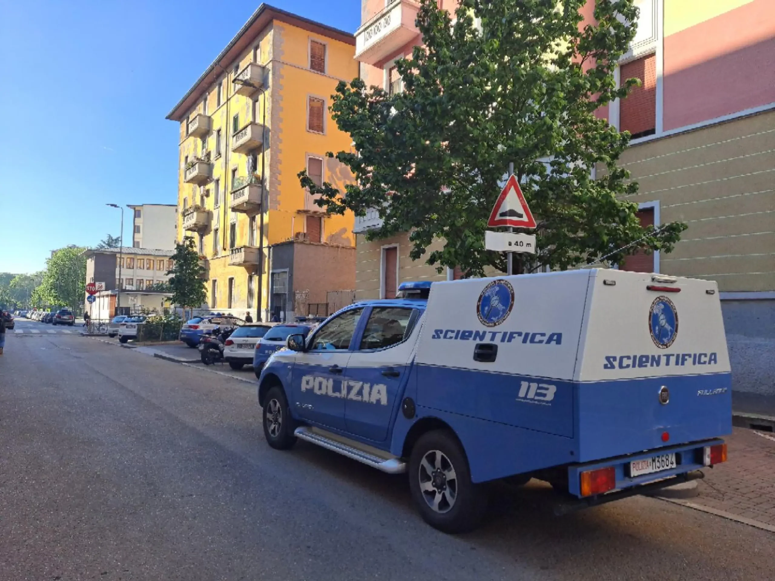 Ucciso a coltellate in casa a Milano, i soccorsi chiamati dalla coinquilina