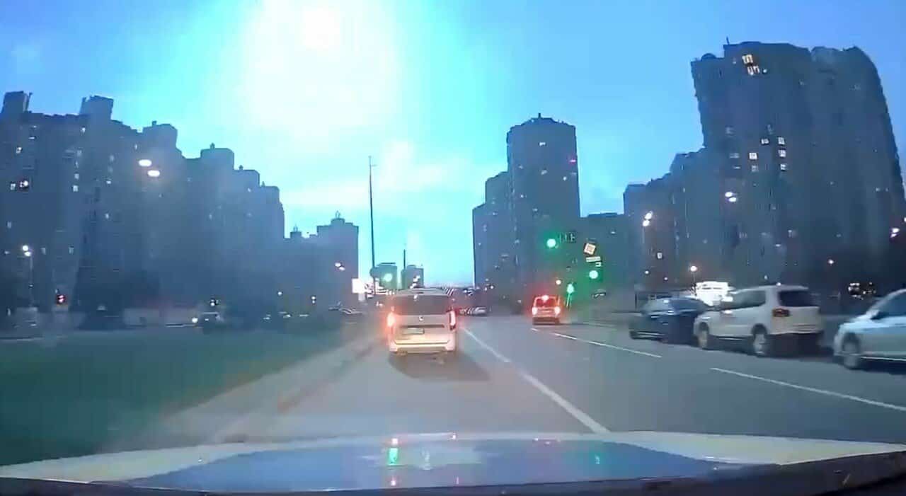 Bagliore sul cielo di Kiev e partono le ipotesi: satellite Usa caduto o meteorite Bagliore sul cielo di Kiev e partono le ipotesi: satellite Usa caduto o meteorite