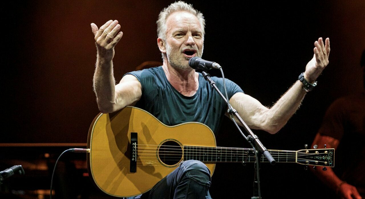 Sting suona per i detenuti di Napoli, con una chitarra costruita con il legno di un barcone