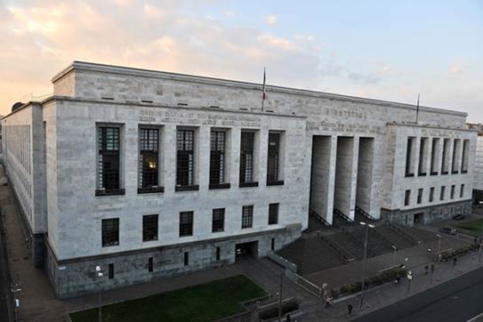 Maternità surrogata, il Tribunale di Milano cancella l'atto di nascita di un bambino con due padri