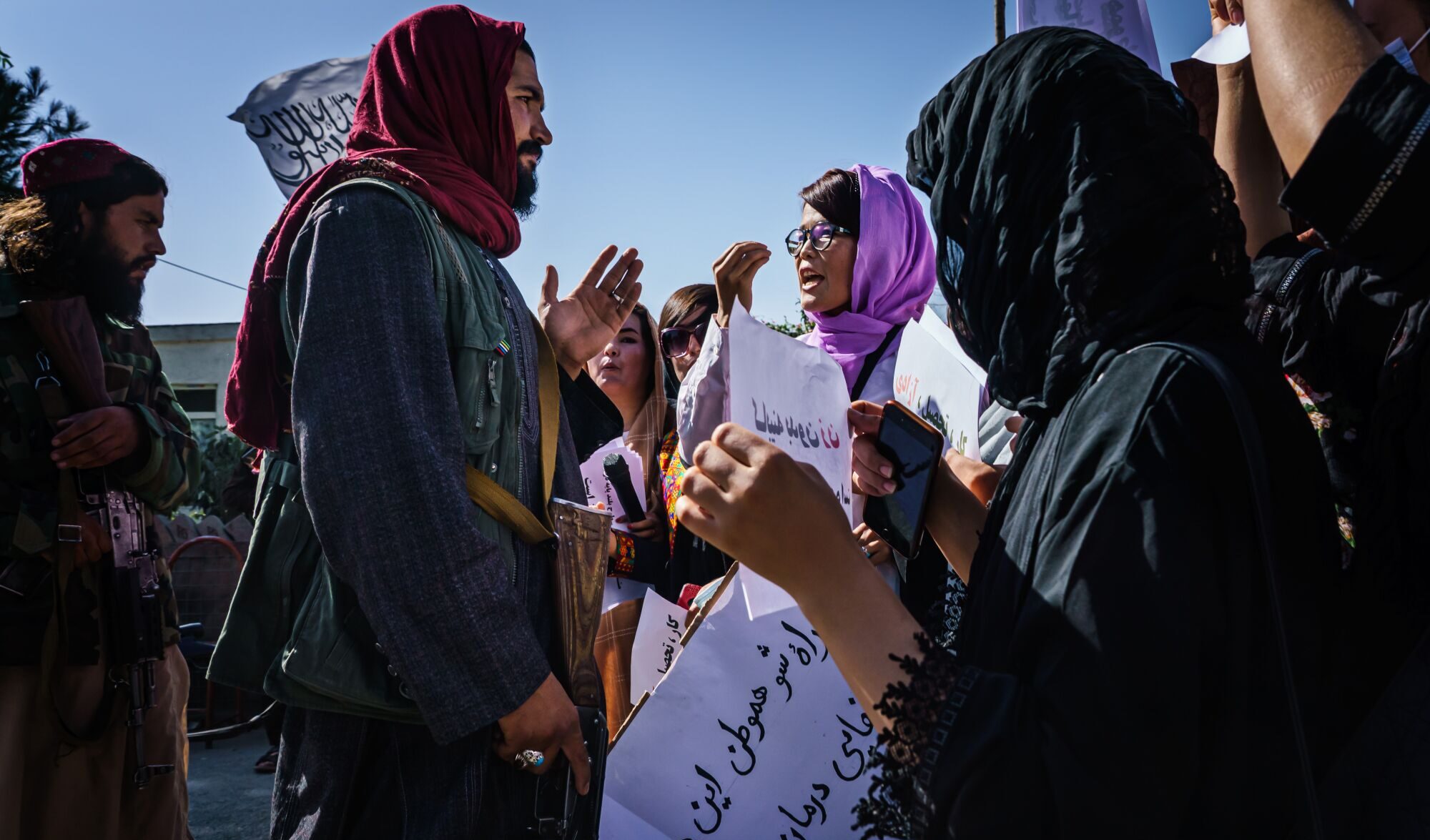 Afghanistan, l'inferno talebano dimenticato dal mondo: a le donne resistono