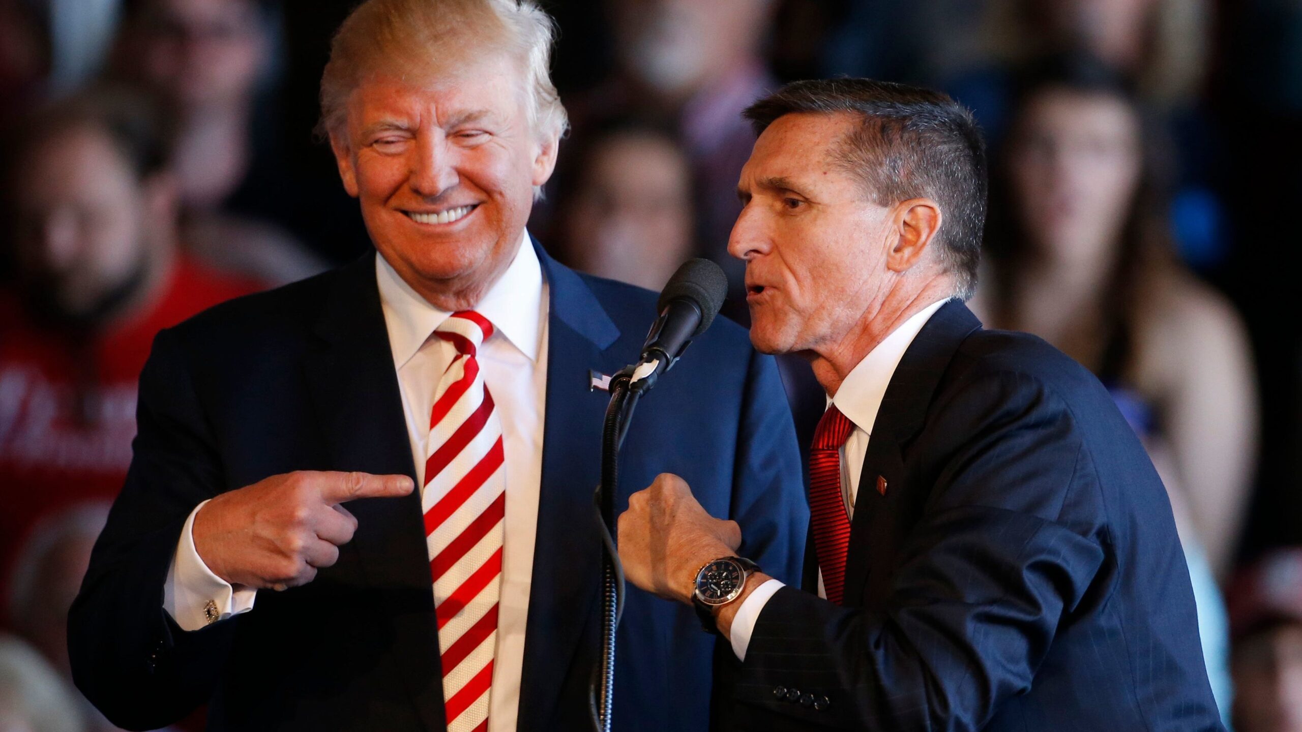 Trump, segnale a Putin: vuole riportare alla Casa Bianca Flynn, condannato per il Russiagate