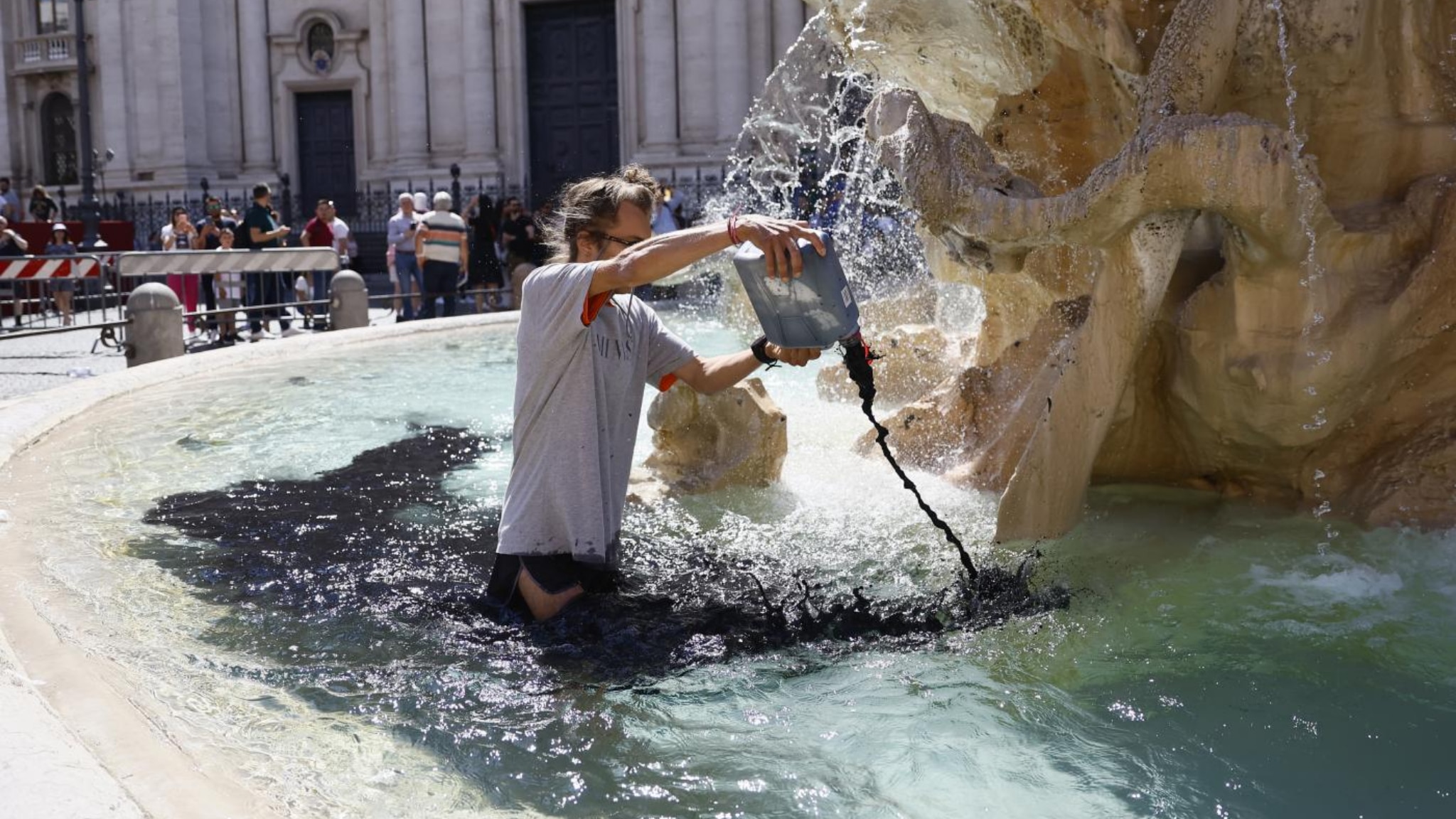 Blitz di Ultima Generazione a Roma: liquido nero nella fontana di piazza Navona