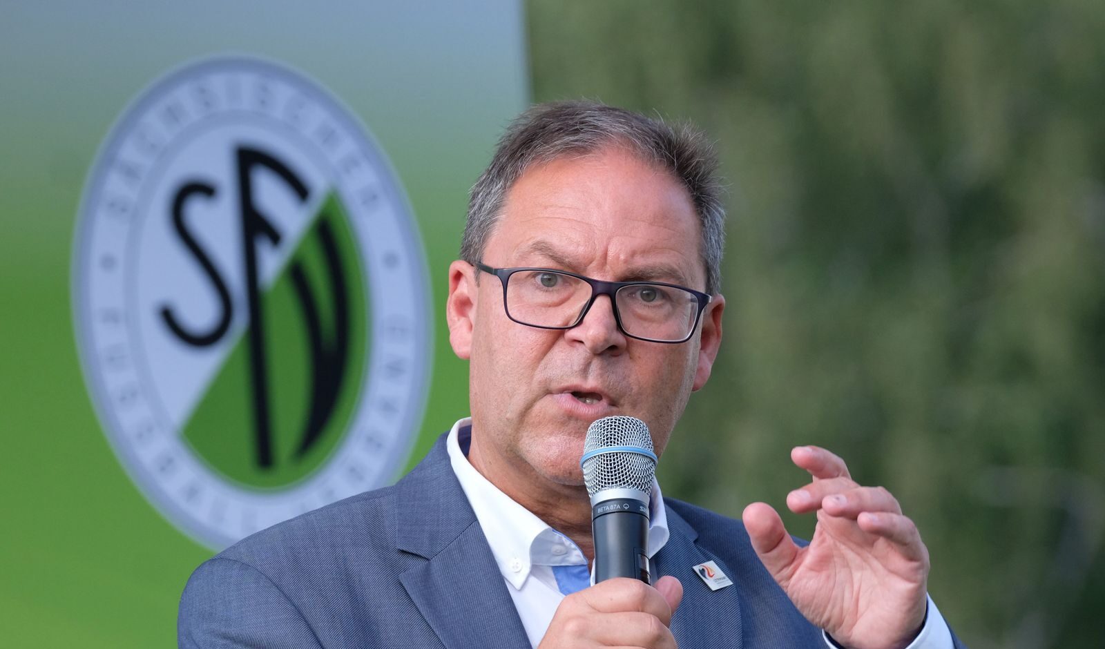 Il dirigente della Federcalcio: "Berlino chiusa per un ex attore ucraino". Poi le scuse Il dirigente della Federcalcio: "Berlino chiusa per un ex attore ucraino". Poi le scuse