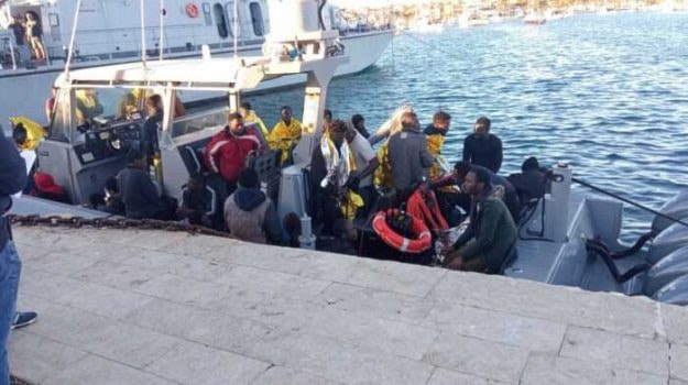 Lampedusa,  sbarcano 1326 migranti: Meloni e Salvini non  si dimettono