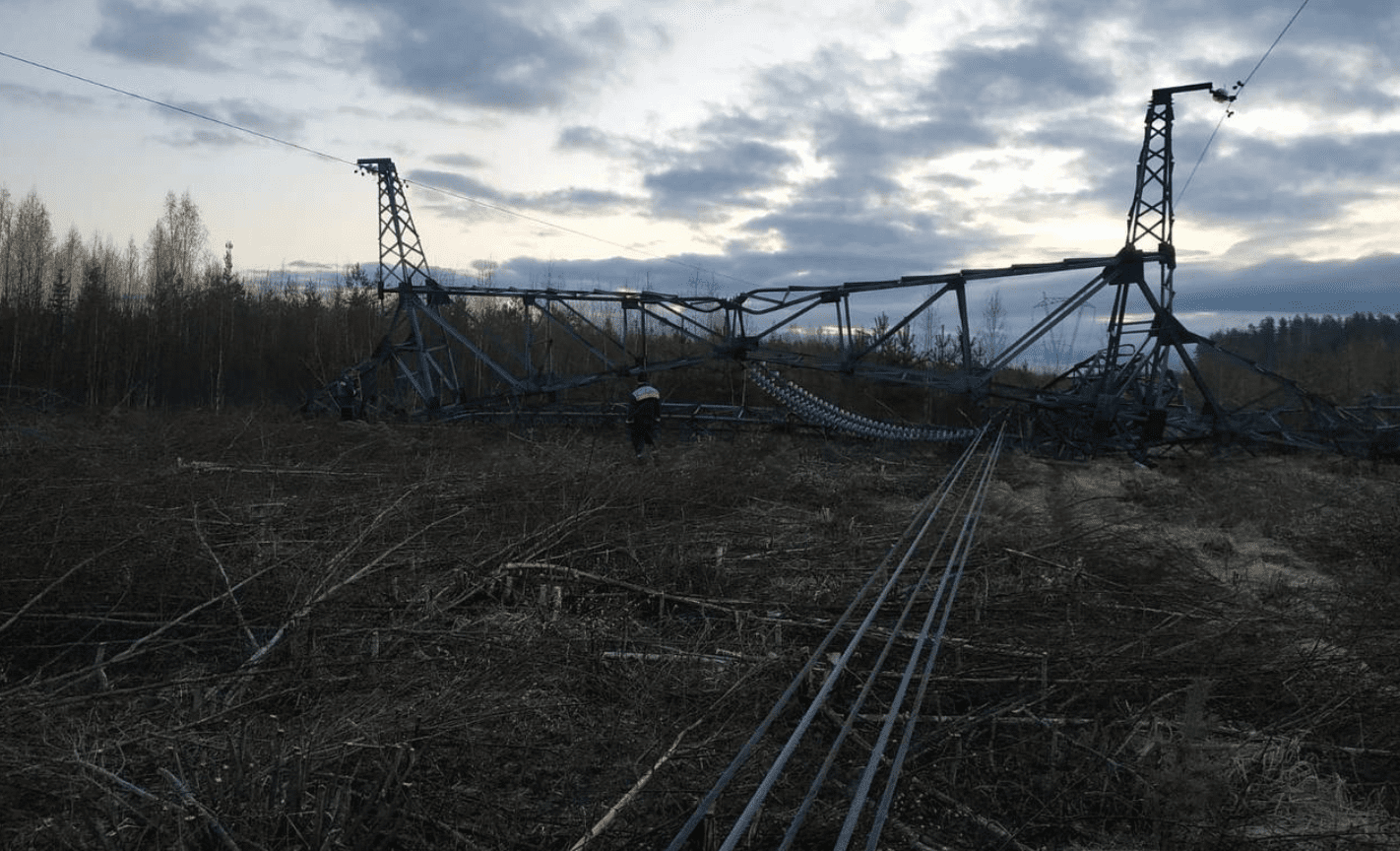 Catena di sabotaggi in Russia: un treno deraglia, salta un pilone della linea elettrica