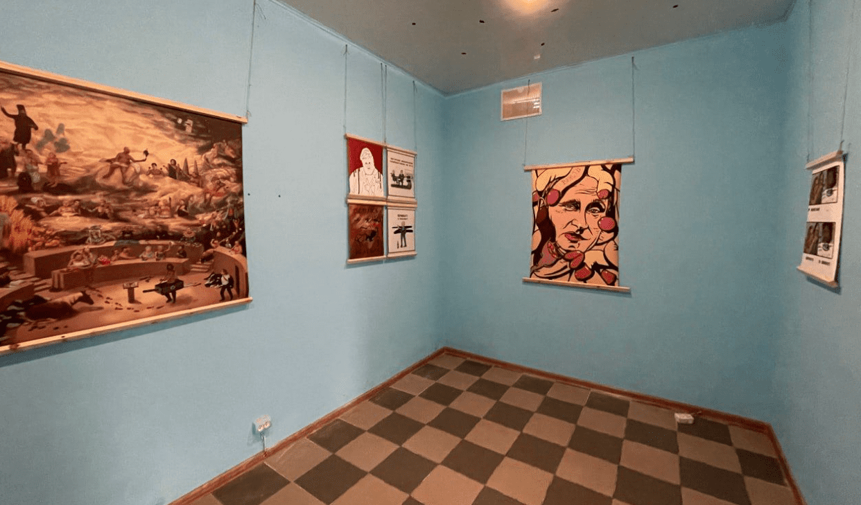 Russia, perquisita la madre dell'artista Andrei Semkin: la polizia cercava dipinti anti-guerra