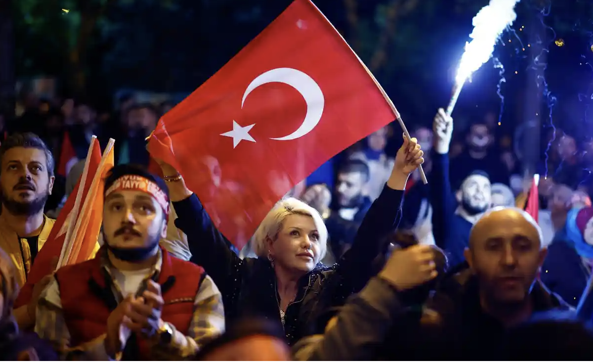 Turchia al ballottaggio: Il "sultano" Erdogan non sfonda ma allunga le mani sulla riconferma