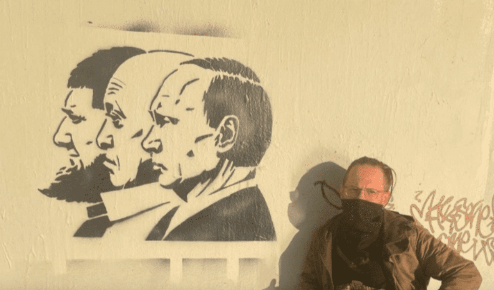 Il trio Putin, Kadyrov e Prigozhin: a San Pietroburgo la satira sfida la repressione