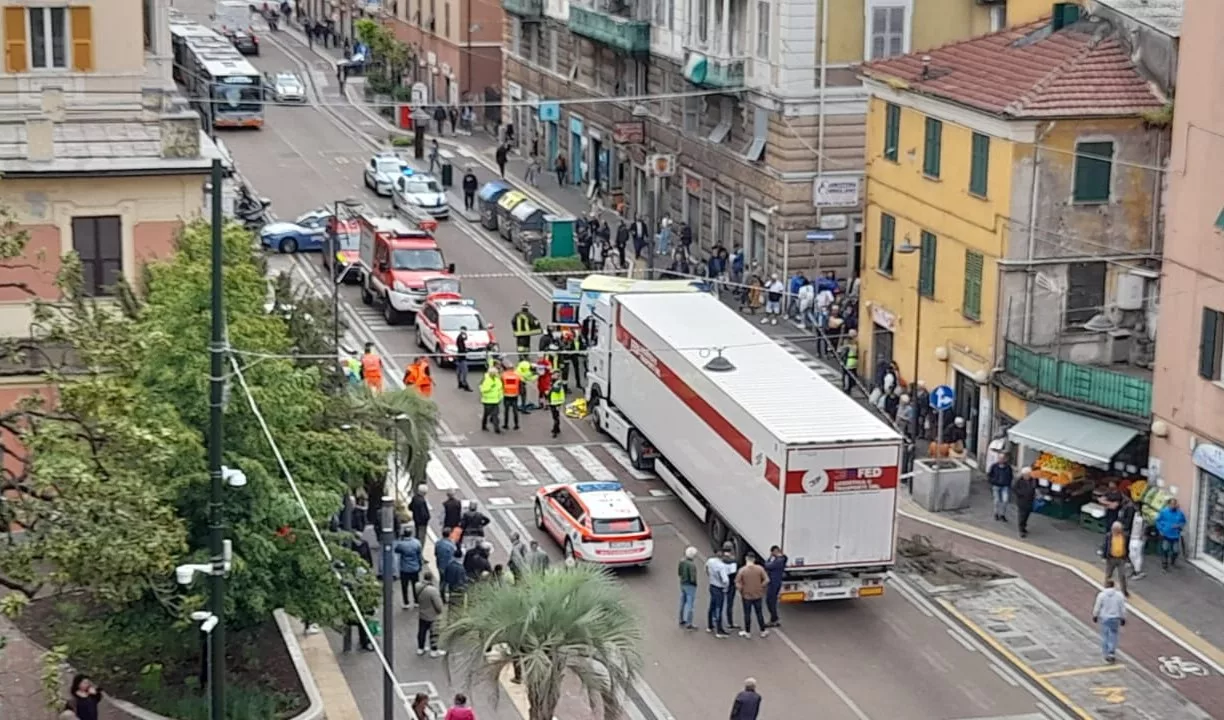 Camion investe due pedoni: morta una donna di 50 anni, in codice rosso l'altra persona