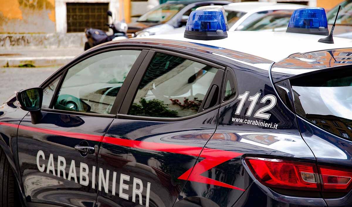 Aggredisce l'ex moglie in un centro sportivo: i presenti lo bloccano, lo picchiano e chiamano i carabinieri
