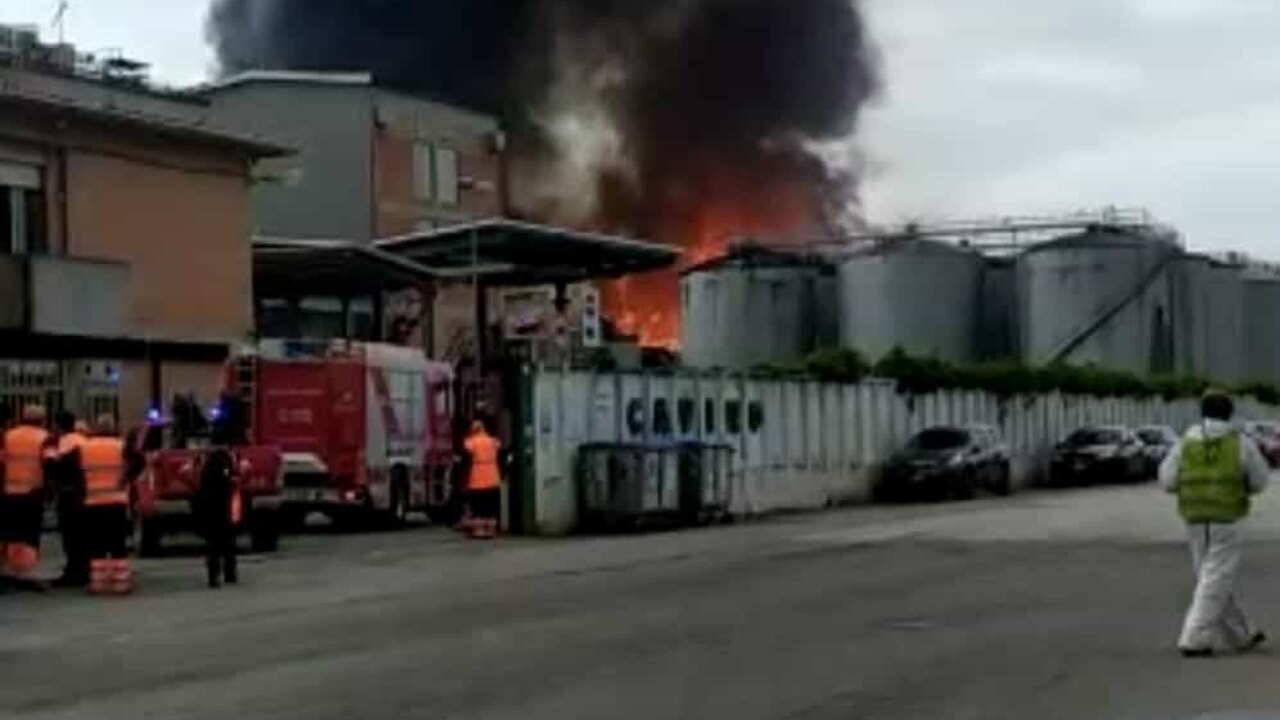 Faenza, un incendio divampa in una distilleria: a fuoco 15 silos pieni di alcool