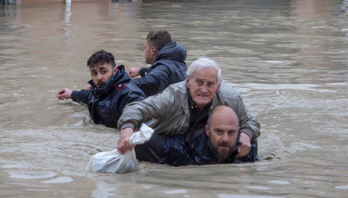 Maltempo, la responsabilità dei media sulla copertura della tragedia: "Cari direttori..."