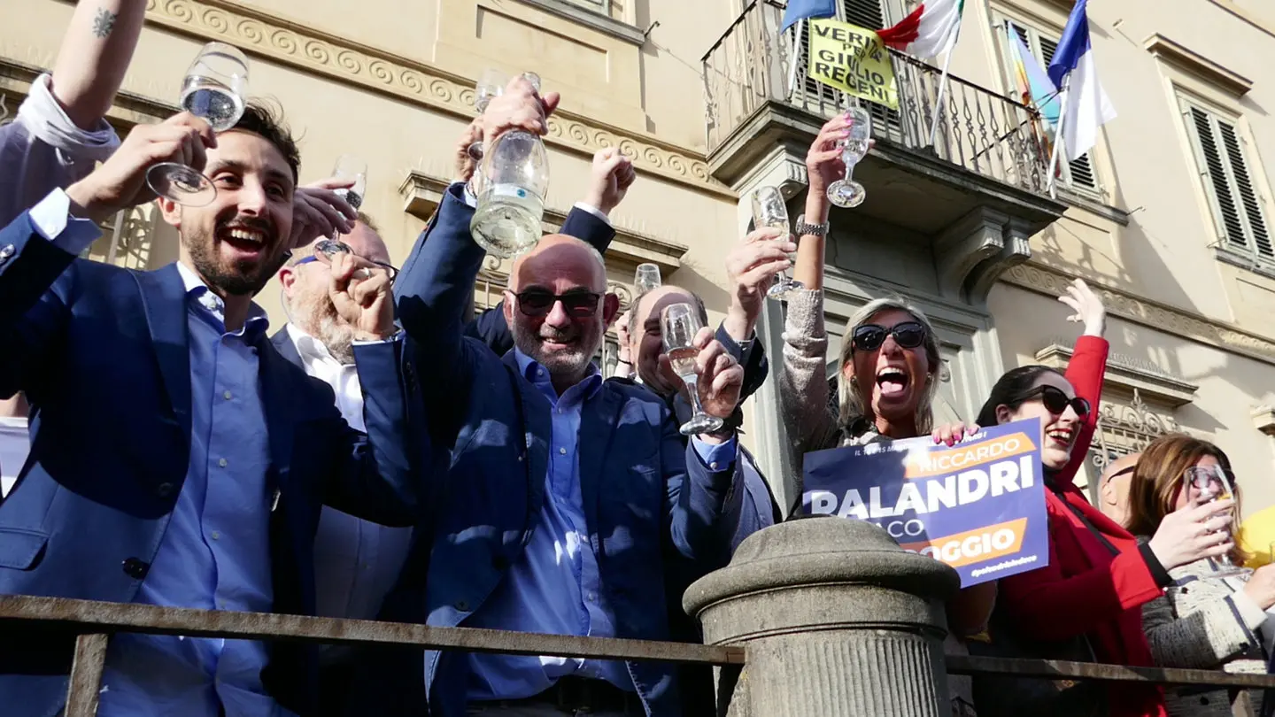 Il neo sindaco di destra fa subito togliere lo striscione in ricordo di Giulio Regeni dal balcone comunali
