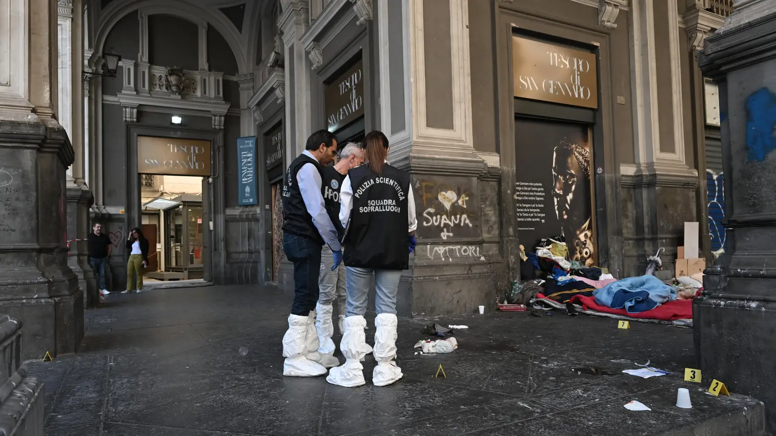 Napoli, un vigile spara a un senzatetto che lo stava colpendo in testa con una spranga