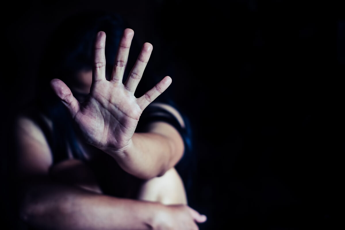 Abusarono di una disabile psichica (che rimase incinta): indagate a piede libero 9 persone