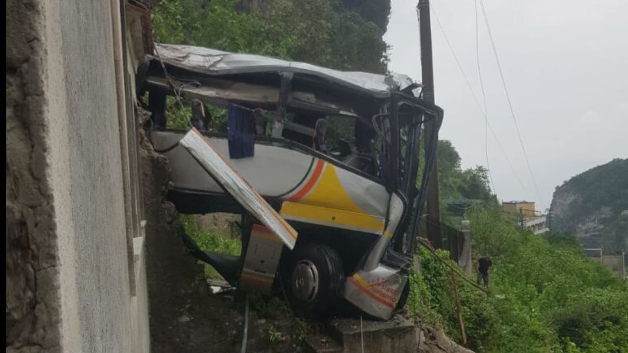 Ravello, minibus turistico precipita in una scarpata: morto l'autista del mezzo