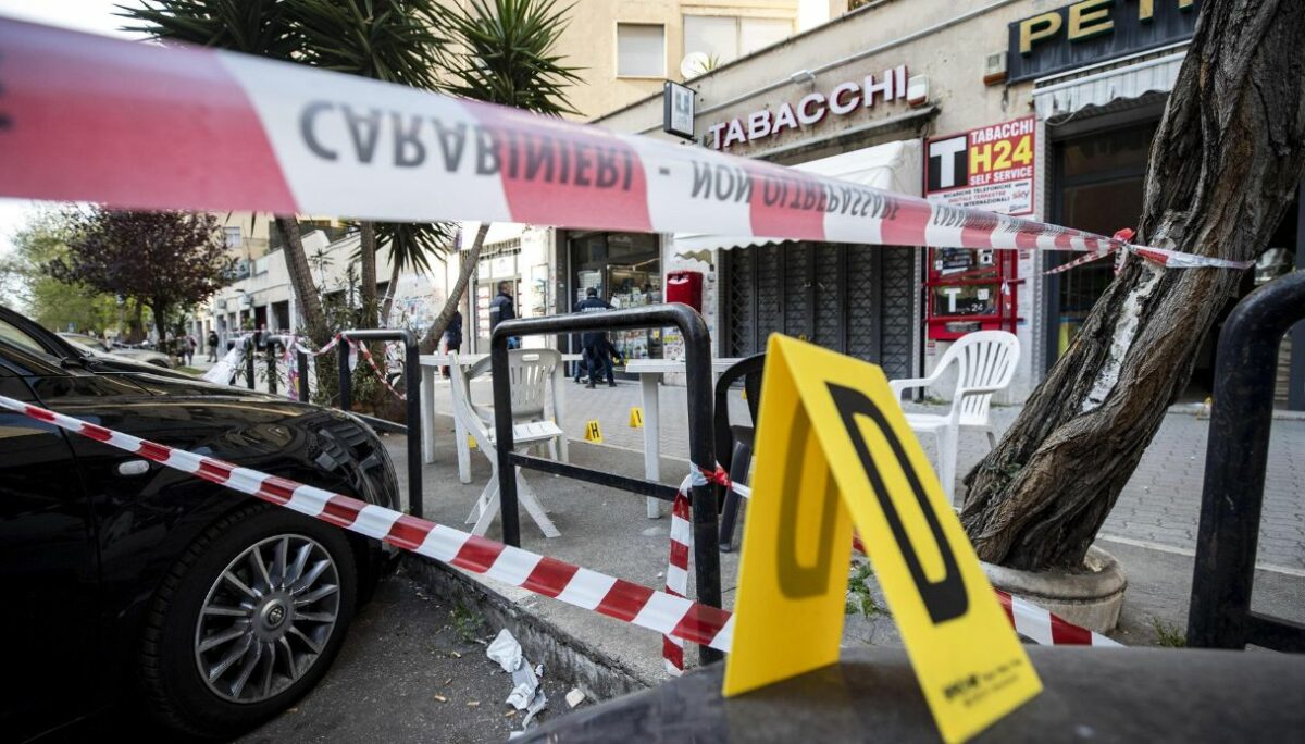 Napoli, mitragliate contro un bar: feriti padre, madre e una bambina di 10 anni