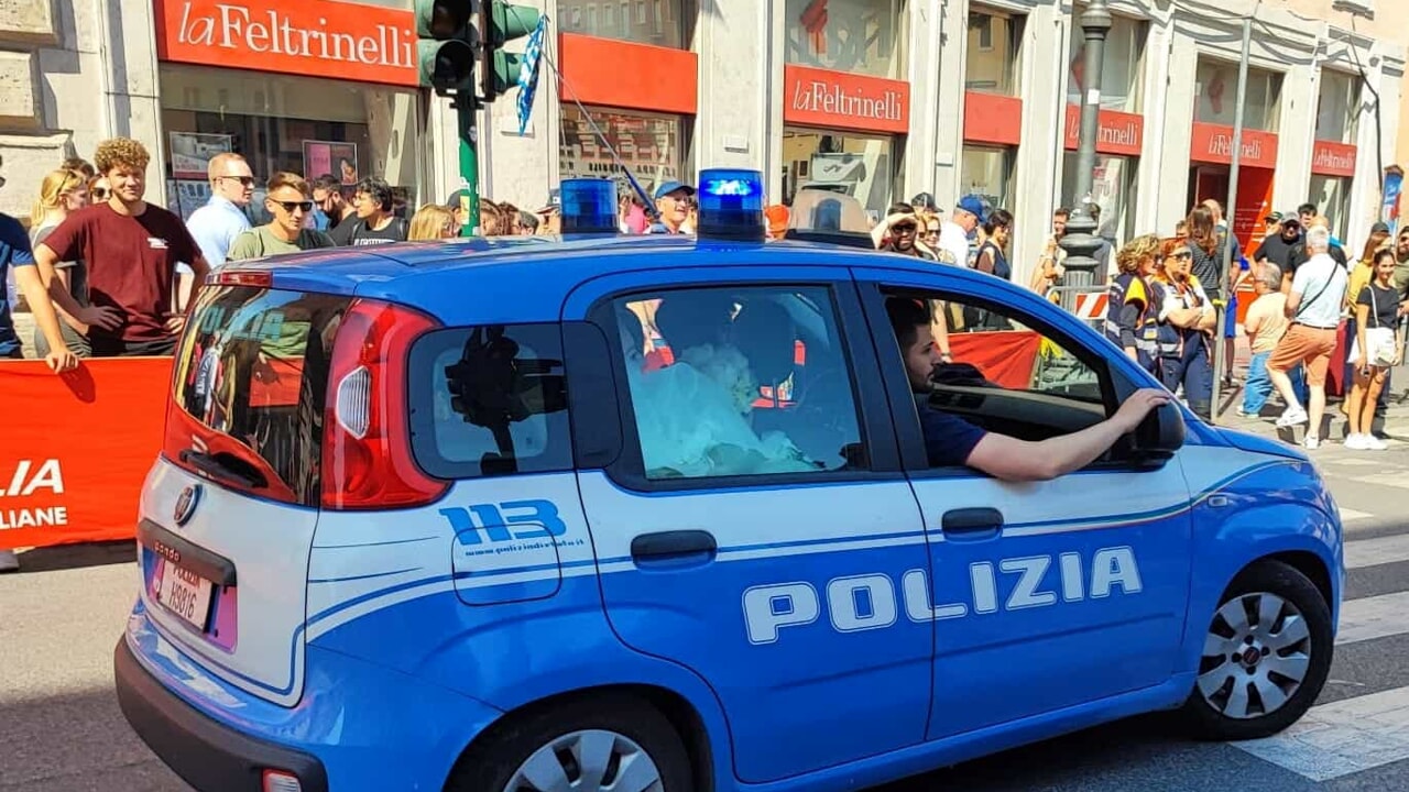 Una sposa bloccata nel traffico per il Giro d'Italia, la polizia la scorta fino all'altare