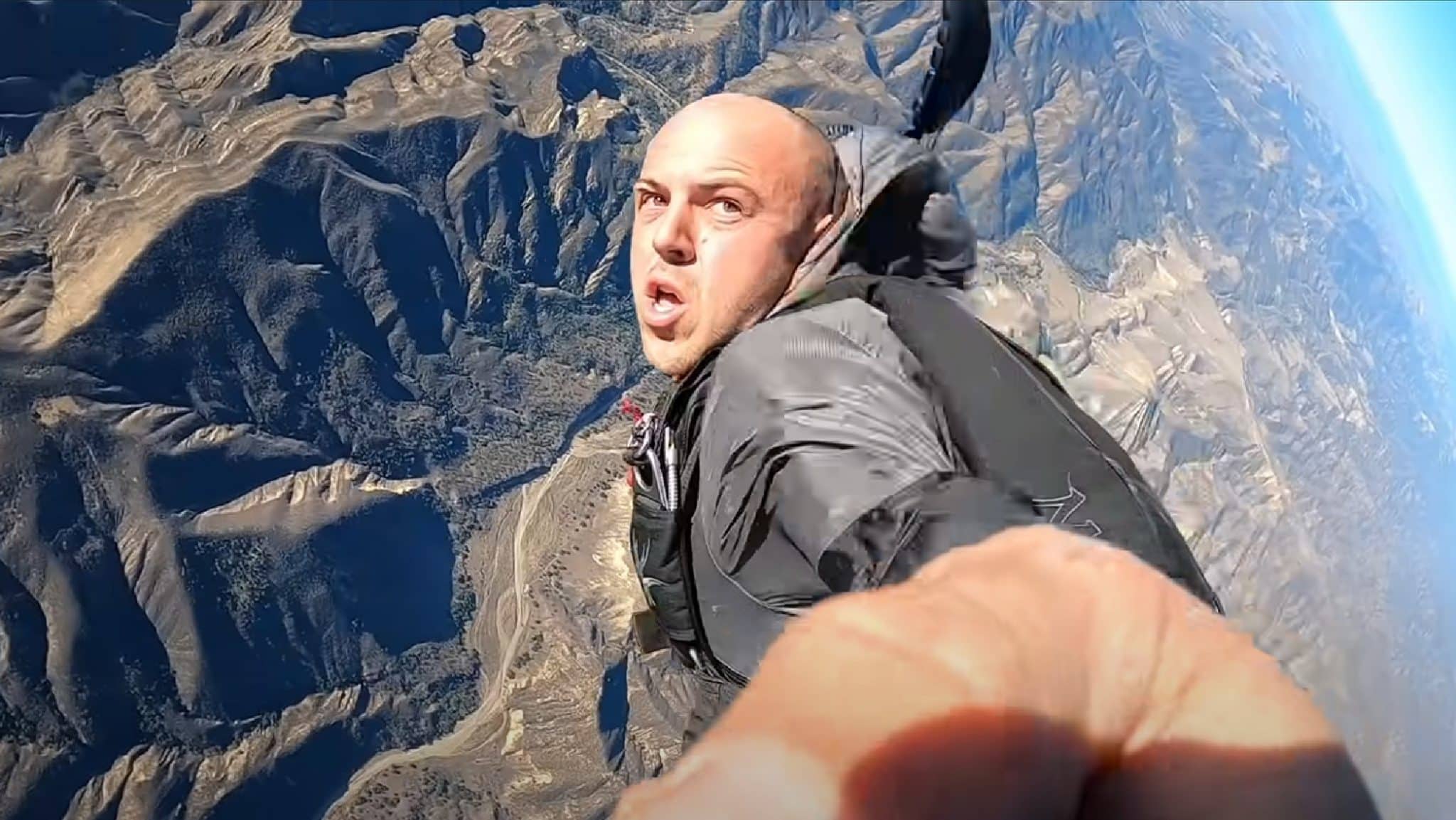 Uno youtuber si schianta volutamente con il suo aereo: ora rischia fino a 20 anni di carcere